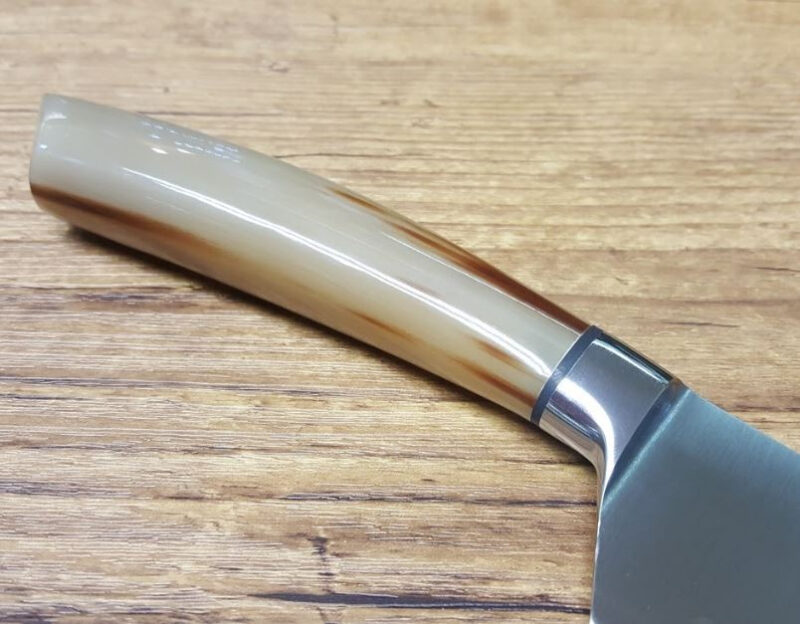 Coltello cucina artigianale in corno Santoku cm 19.5 - immagine 3